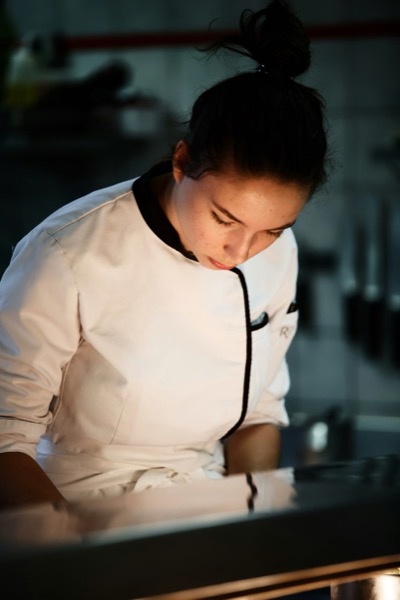 Portrait de la pâtissière en cuisine